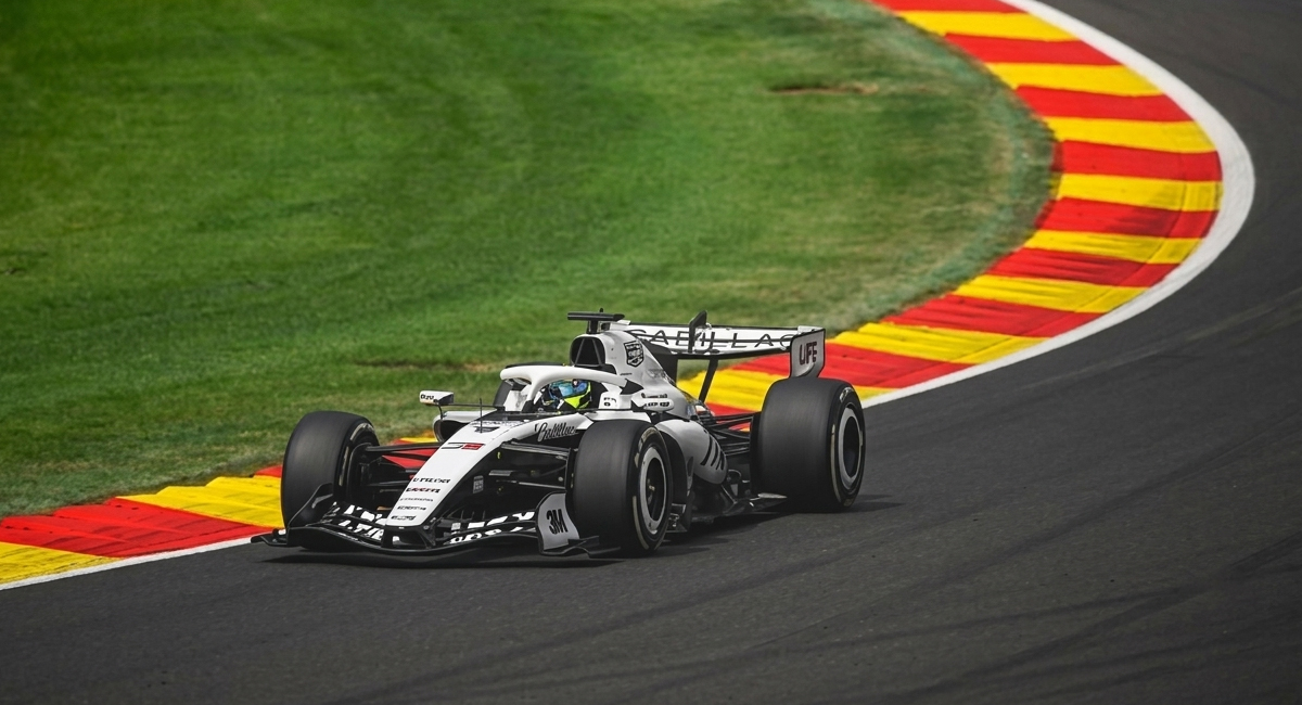 Sergio Pérez volvió a sufrir problemas de fiabilidad con su Cadillac y terminó abandonando el Gran Premio de Bélgica 2026