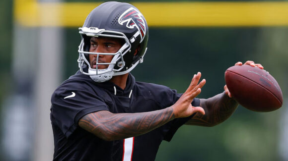 Kendal Daniels vuelve con Falcons tras salir en camilla ante Bears; Kevin Stefanski reporta noticias positivas
