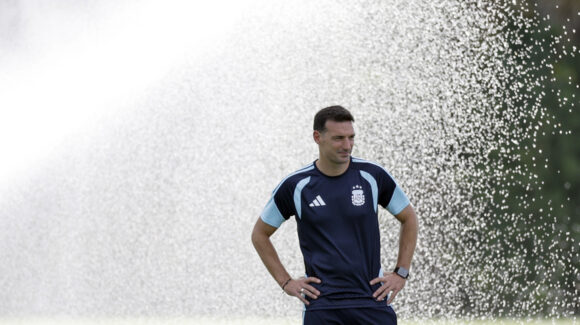 Lionel Scaloni estalla contra aficionados que señalan a Argentina de recibir ayuda