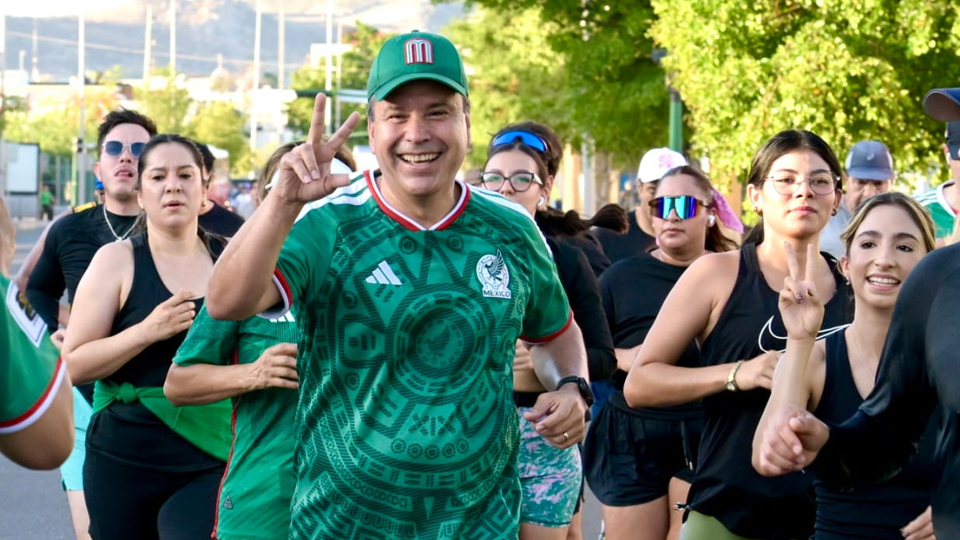 'Toño' Astiazarán encabeza trote con más de mil participantes rumbo al Maratón 2026