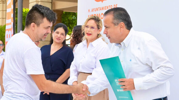 ‘Toño’ Astiazarán entrega 50 escrituras y brinda certeza jurídica a familias de 25 colonias de Hermosillo
