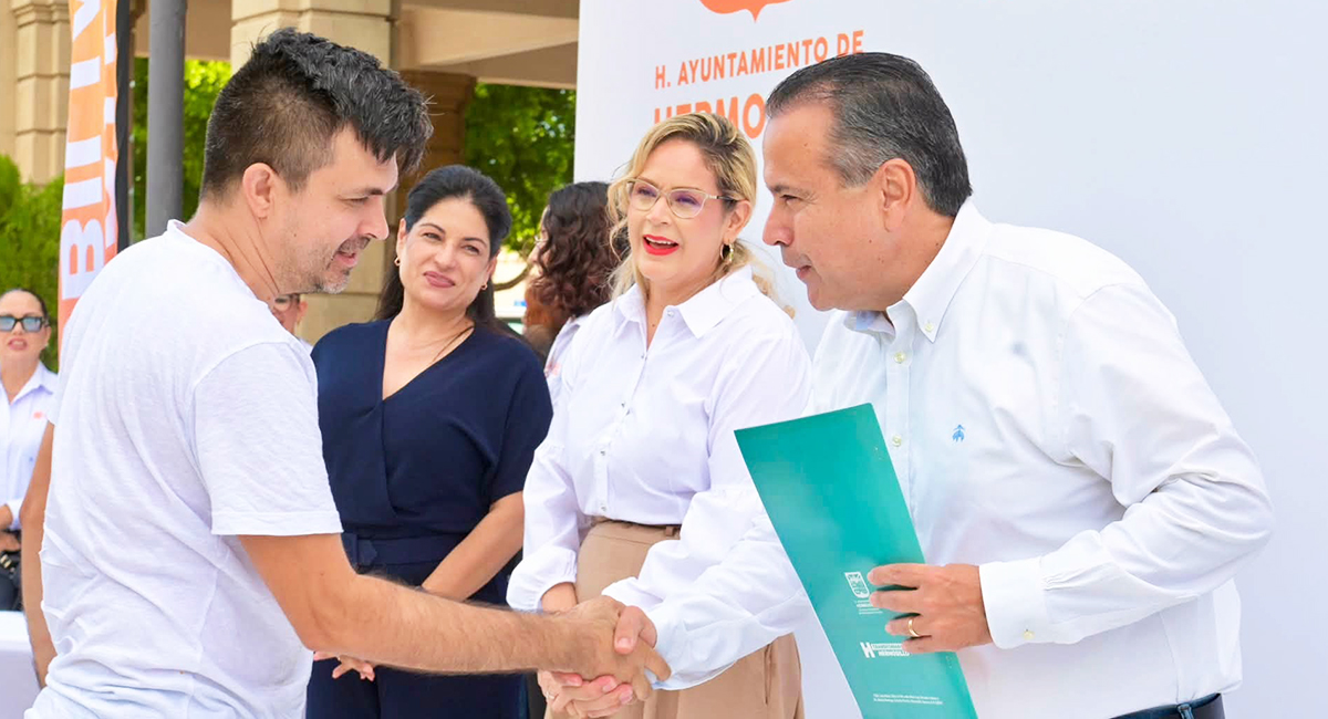 'Toño' Astiazarán entrega 50 escrituras y brinda certeza jurídica a familias de 25 colonias de Hermosillo