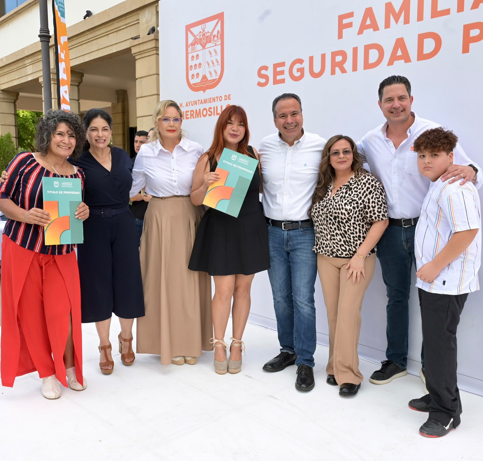 Toño Astiazarán entrega 50 títulos de propiedad y suma 862 familias beneficiadas en Hermosillo
