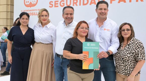 Toño Astiazarán entrega 50 títulos de propiedad y suma 862 familias beneficiadas en Hermosillo