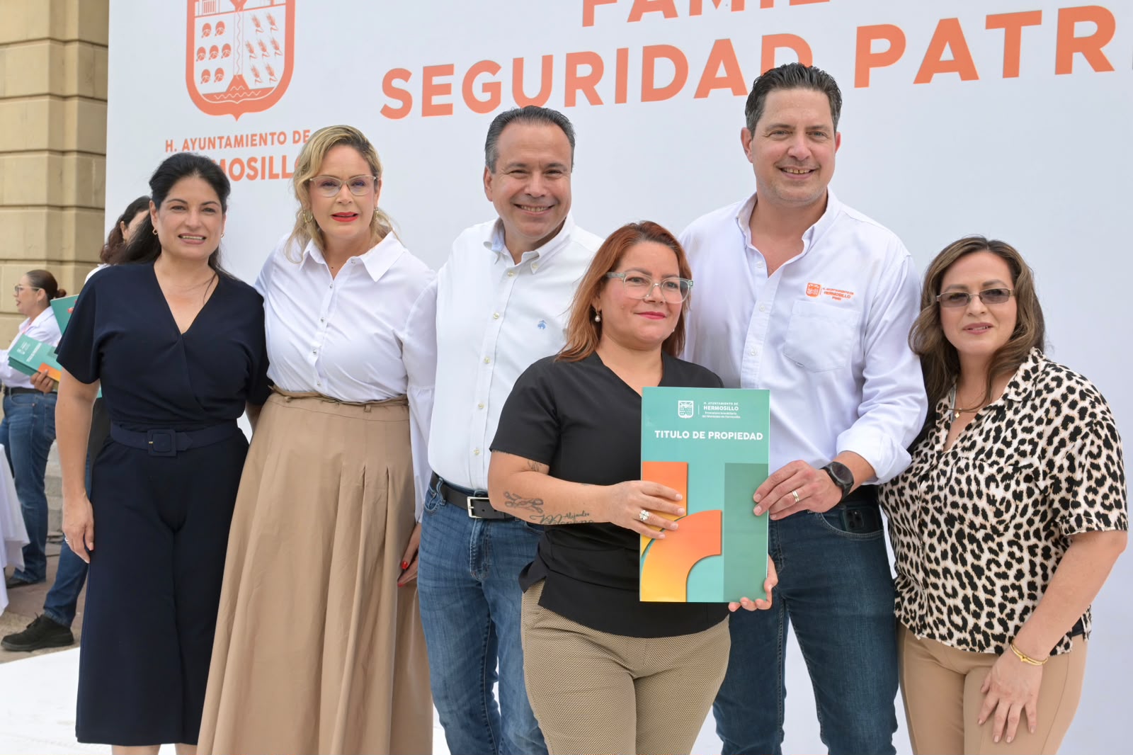 Toño Astiazarán entrega 50 títulos de propiedad y suma 862 familias beneficiadas en Hermosillo