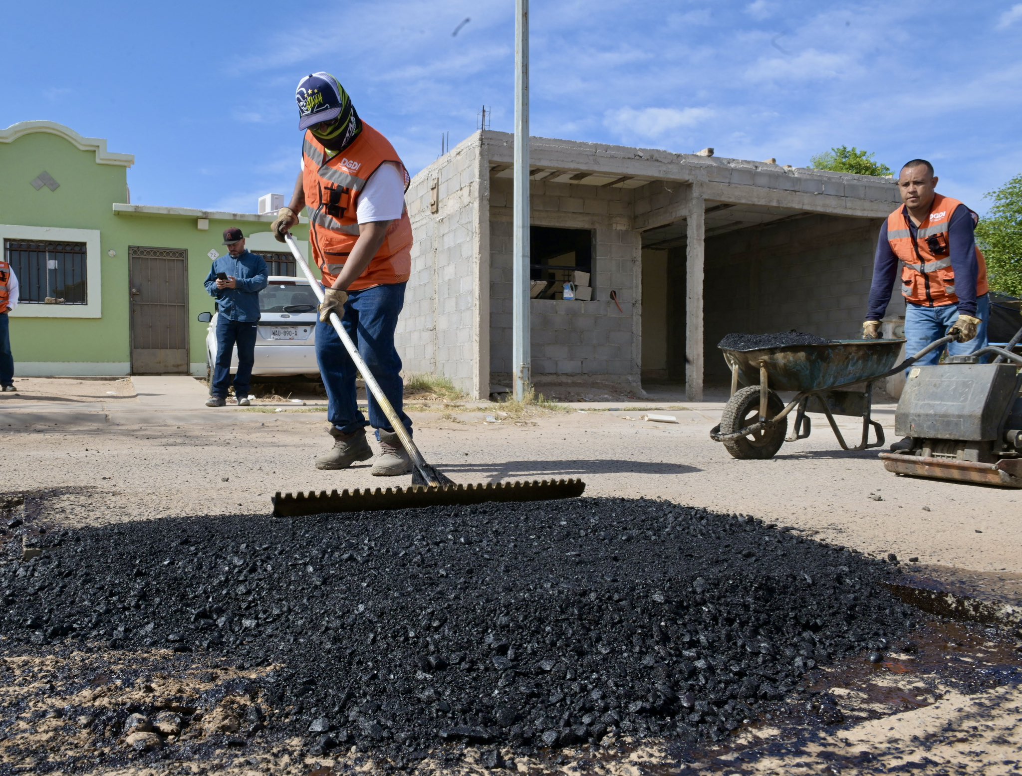 'Toño' Astiazarán lleva programa de bacheo a Puerta Real