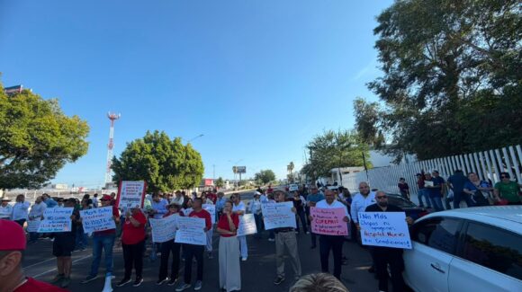 Trabajadores y pacientes vuelven a protestar por fallas en el hospital del Issste en Hermosillo