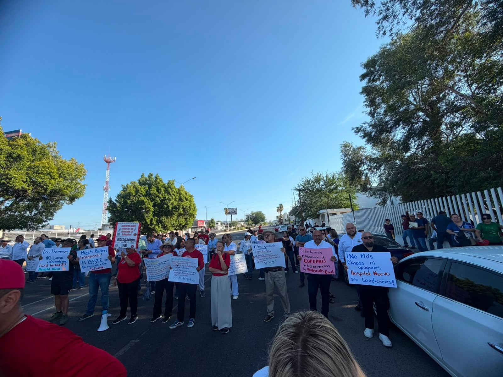 Trabajadores y pacientes vuelven a protestar por fallas en el hospital del Issste en Hermosillo