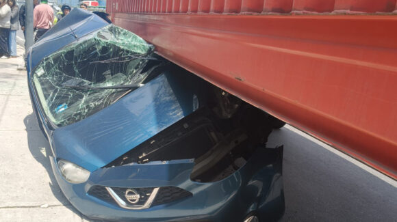 Tráiler sin frenos aplasta automóvil en la México-Toluca; hay cinco heridos, entre ellos menores