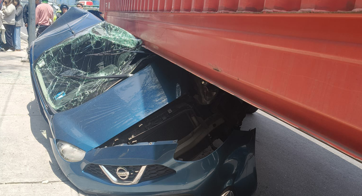 Tráiler sin frenos aplasta automóvil en la México-Toluca; hay cinco heridos, entre ellos menores