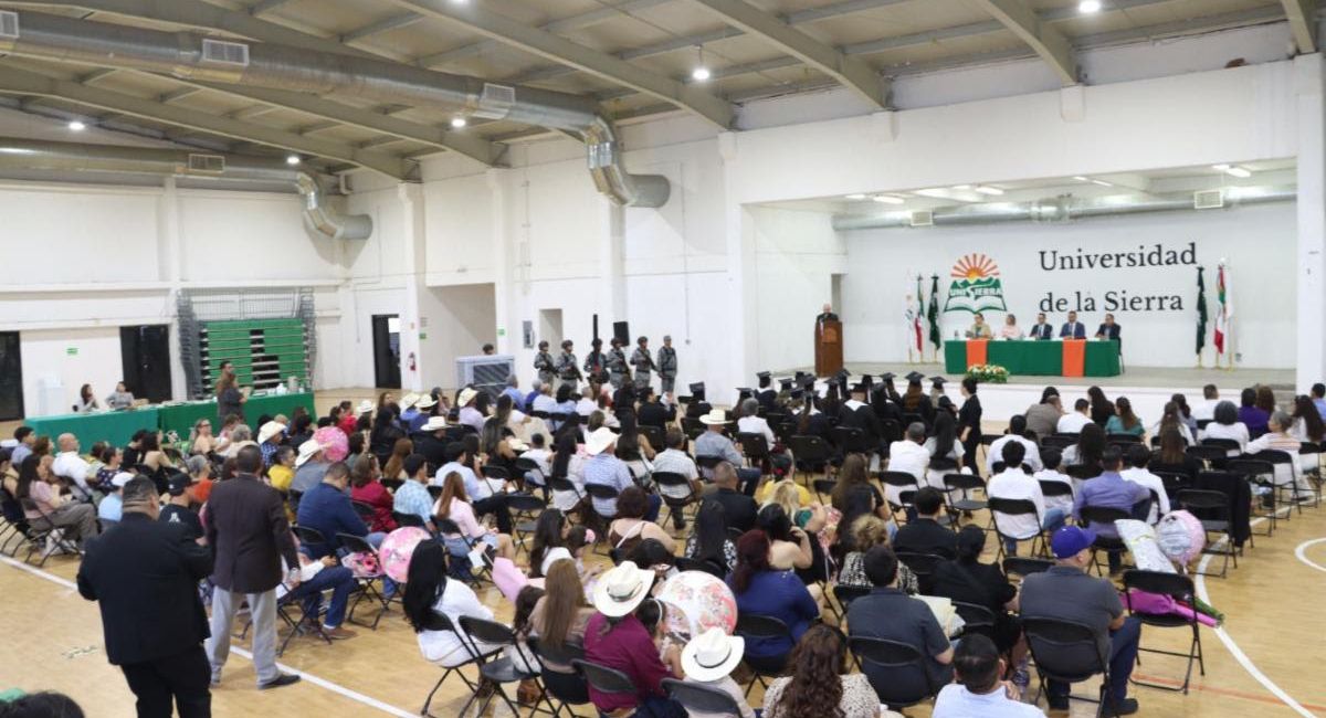 Unisierra: Egresa primera generación de Licenciatura en Administración, Modalidad No Escolarizada