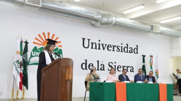 Unisierra: Egresa primera generación de Licenciatura en Administración, Modalidad No Escolarizada