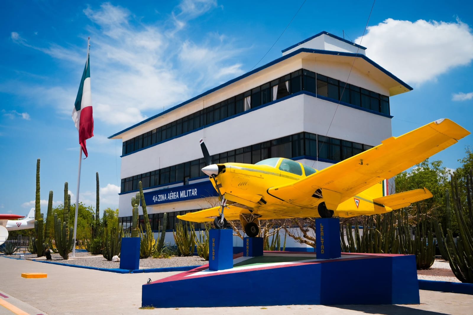 Visitaron familias la exposición de aviones acrobáticos