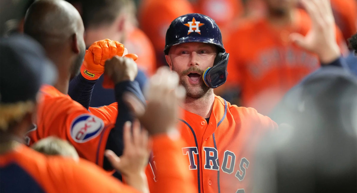 Walker es felicitado en el dugout, después de su cuadrangular