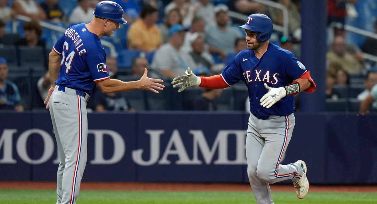 Austin Wynns es felicitado después de conectar su jonrón