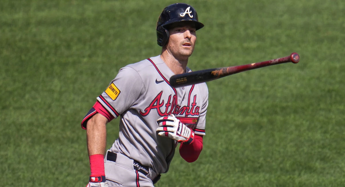 Yastrzemski arroja el bate después de conectar su grand slam