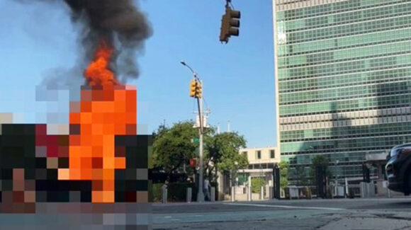 VIDEO: Captan momento en que manifestante se prende fuego frente a sede de la ONU en Nueva York