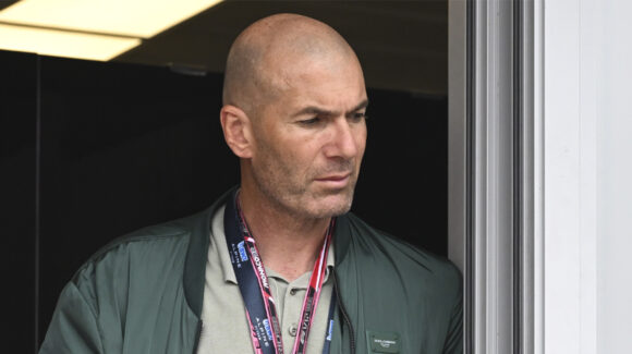 Zinedine Zidane tomaría el lugar de Didier Deschamps, como director técnico de Francia
