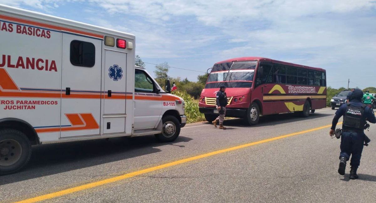 Ataque a autobús en Juchitán deja un muerto