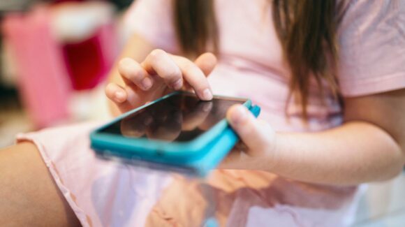 ¿Prohibirán los celulares en las escuelas? Gobierno de Sheinbaum y SEP inician debate nacional sobre redes sociales e IA