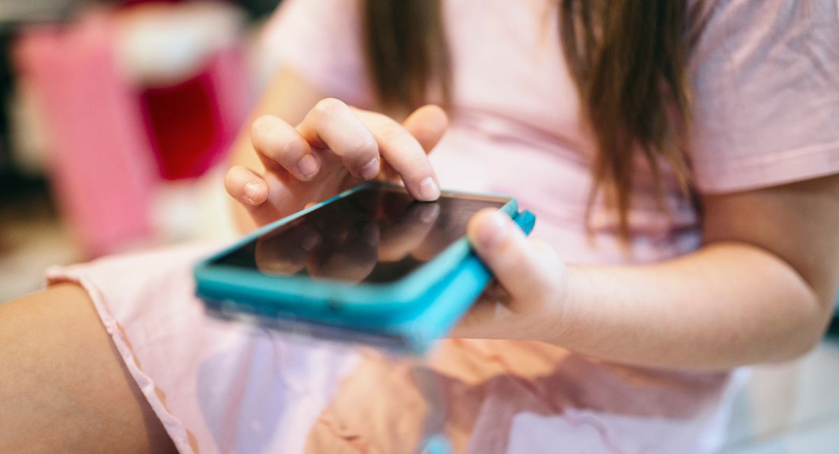 ¿Prohibirán los celulares en las escuelas? Gobierno de Sheinbaum y SEP inician debate nacional sobre redes sociales e IA