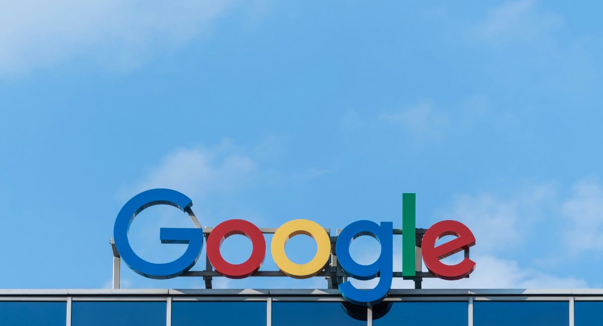 La UE impone dos multas a Google por 890 millones de euros