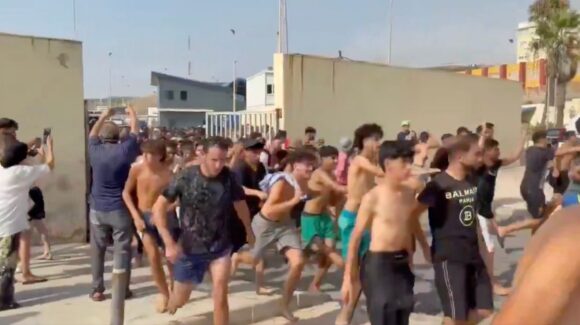 VIDEO: Miles de migrantes cruzan de Marruecos a España; Ceuta pide declarar emergencia nacional
