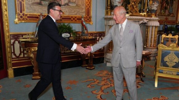 Andy Burnham asume como primer ministro de Reino Unido; promete estabilidad con un Plan de 10 años