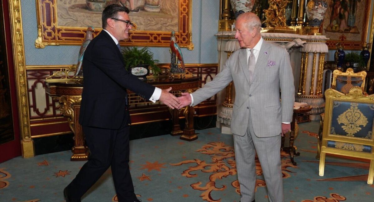 Andy Burnham, nuevo primer ministro del Reino Unido, se reúne con el Rey Carlos III