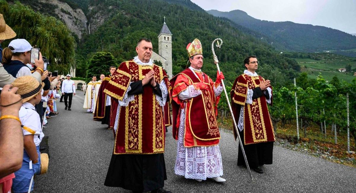 Vaticano confirma la excomunión de seis obispos lefebvrianos