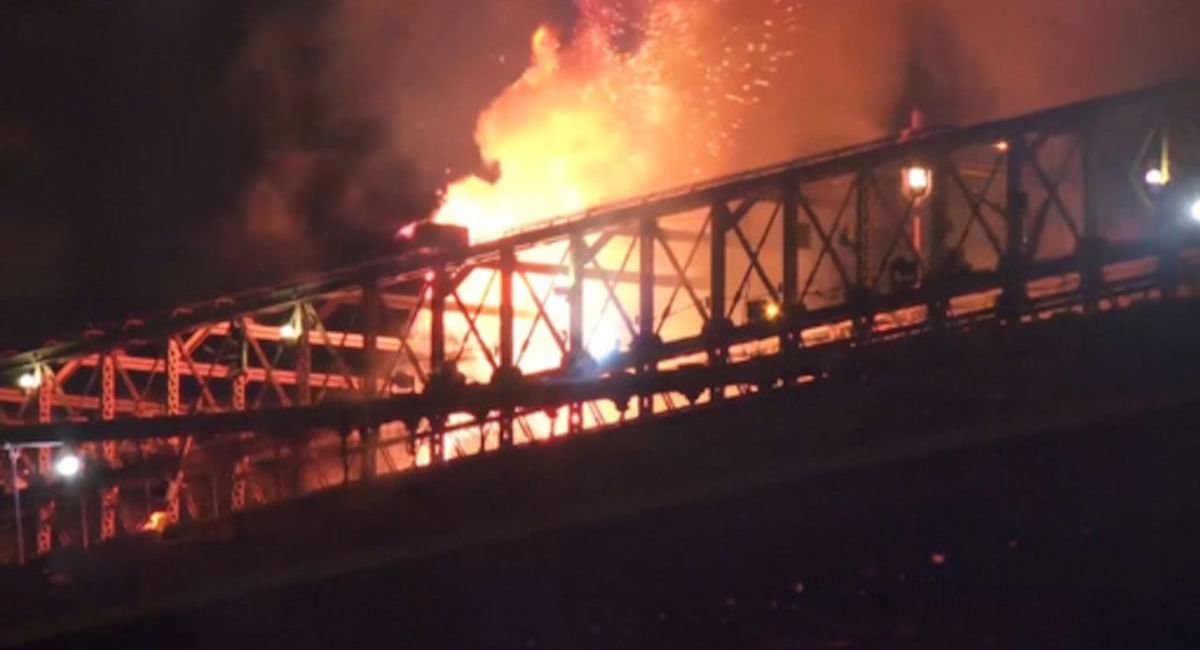 Puente de Brooklyn se incendia en celebración del Día de la Independencia