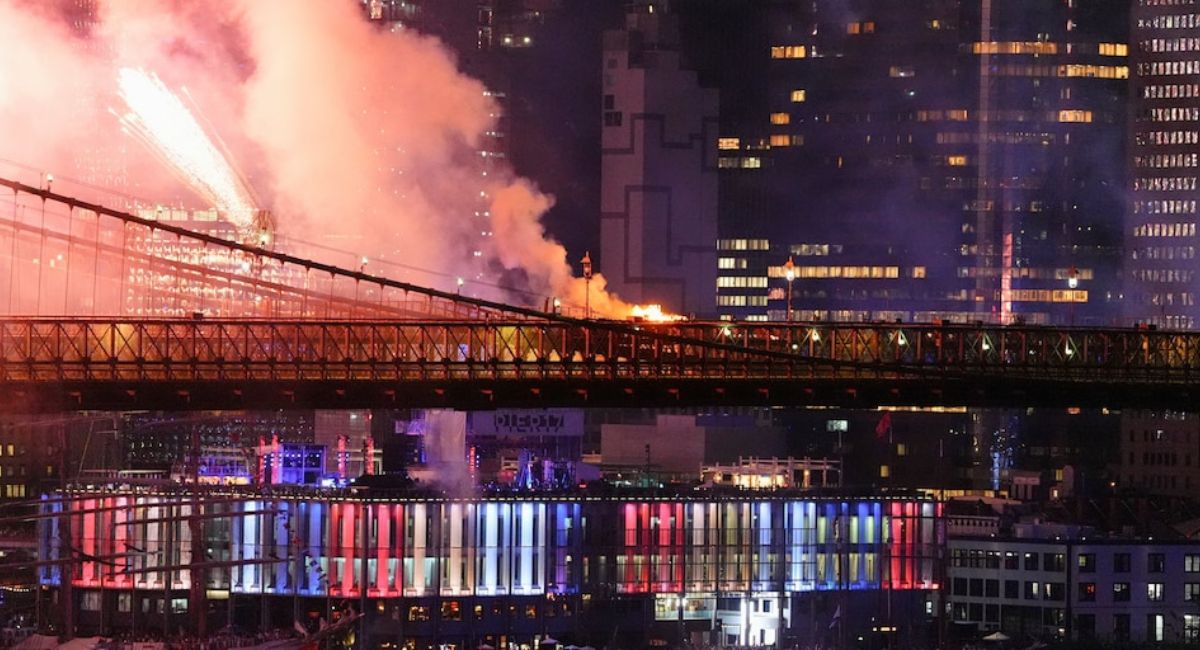 Incendio sorprende a miles durante el espectáculo de fuegos artificiales en el Puente de Brooklyn