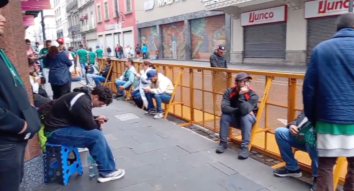 Zócalo de CDMX recibe a aficionados desde la madrugada para el partido del Tri