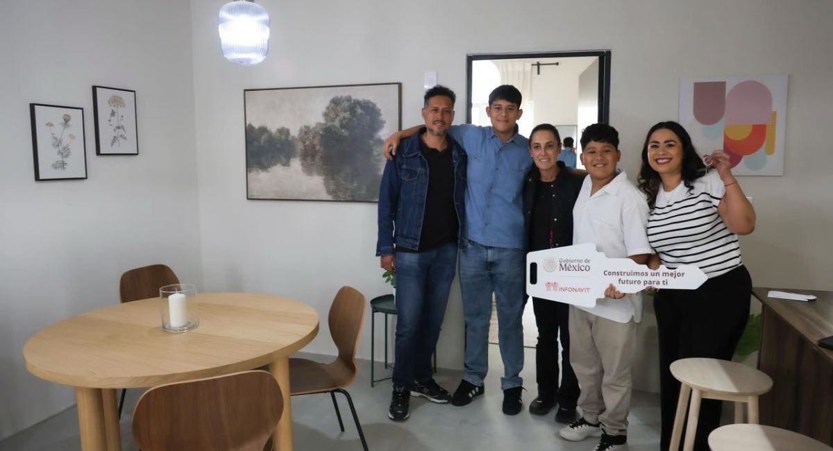 Sheinbaum cuestiona créditos del Infonavit durante entrega de viviendas en Michoacán