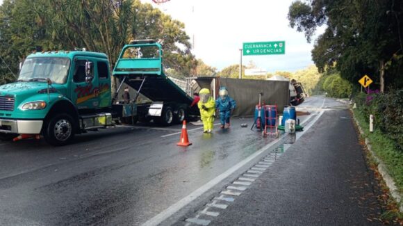 Volcadura de tráiler con ácido cierra la autopista México-Cuernavaca HOY: Toma precauciones