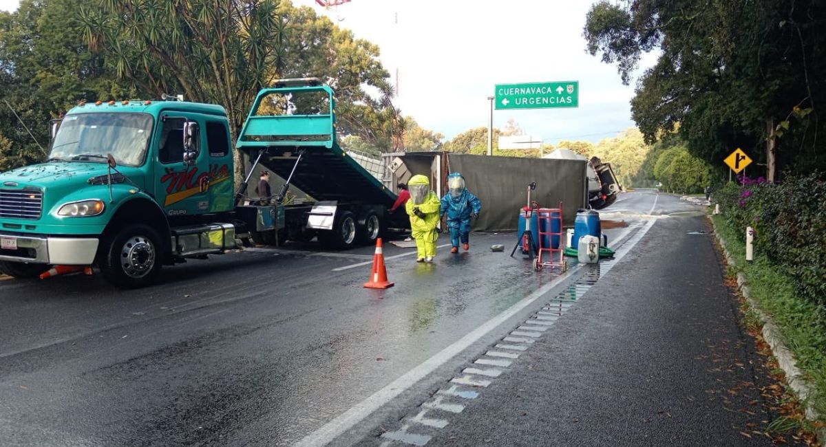 Cierran la autopista México-Cuernavaca tras volcadura de tráiler con ácido