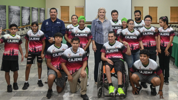 ¡Cajeme apoya el deporte! Claudia Santacruz entrega uniformes al equipo Titanes de paratletismo