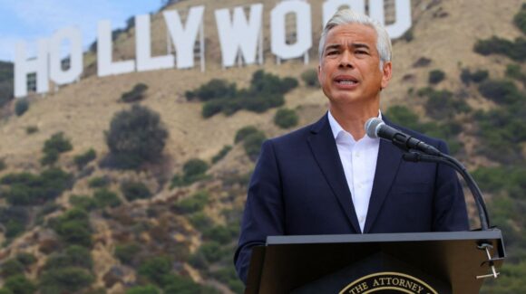 ¡Caos en las negociaciones! California frena la compra de Warner Bros. Por parte de Paramount