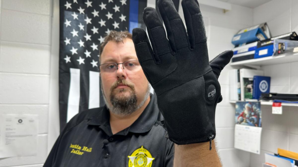 ¡Polémica en EU! Senadores buscan frenar al ICE por compra de guantes de electrochoques