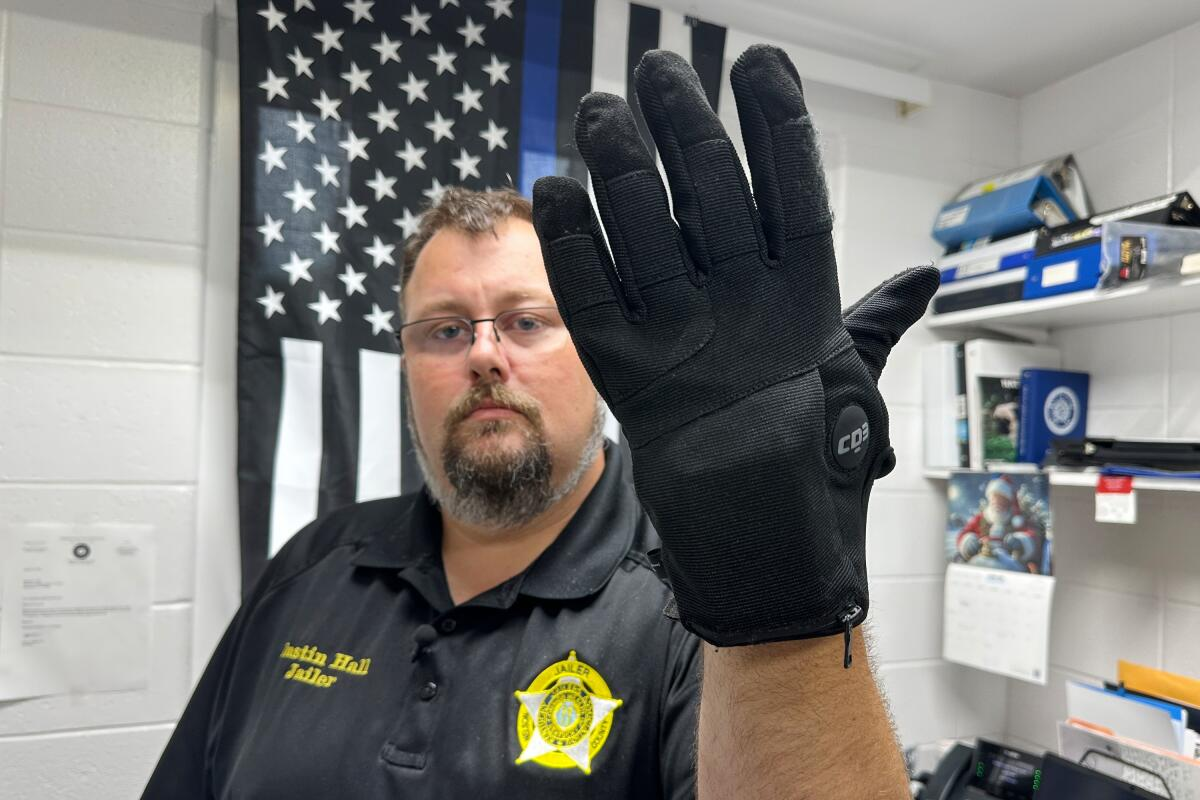 ¡Polémica en EU! Senadores buscan frenar al ICE por compra de guantes de electrochoques