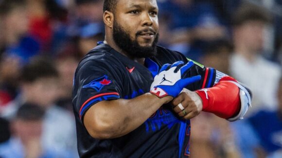 Guerrero Jr. es evaluado por posible conmoción cerebral tras golpe en juego de los Blue Jays
