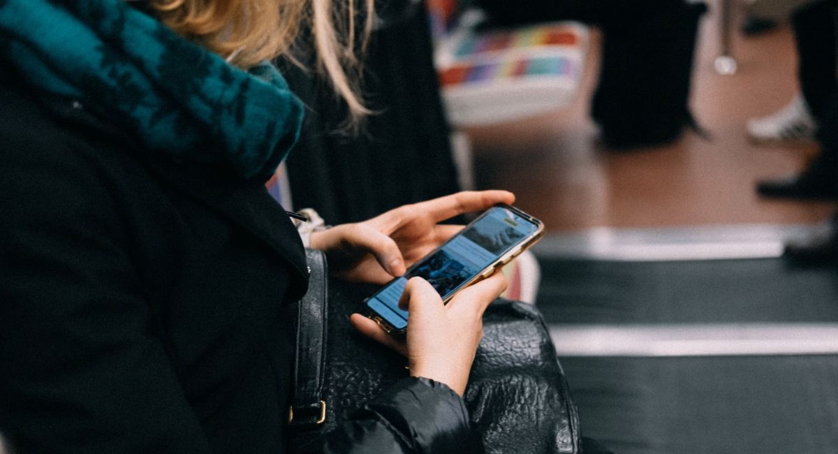 10 malas prácticas que ponen en riesgo tu seguridad al utilizar tu celular