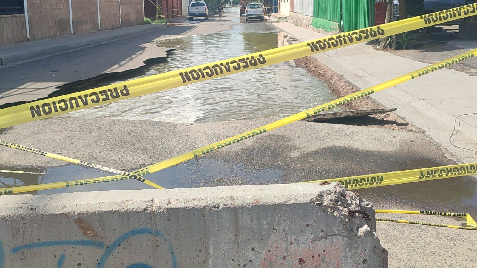 Agentes rescatan a Roberto Carlos tras caer en socavón en bulevar Salazar de Hermosillo