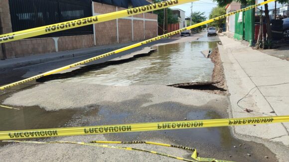 Agentes rescatan a Roberto Carlos tras caer en socavón en bulevar Salazar de Hermosillo