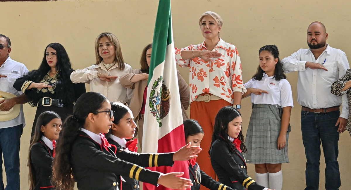 Se realizaron honores a la bandera