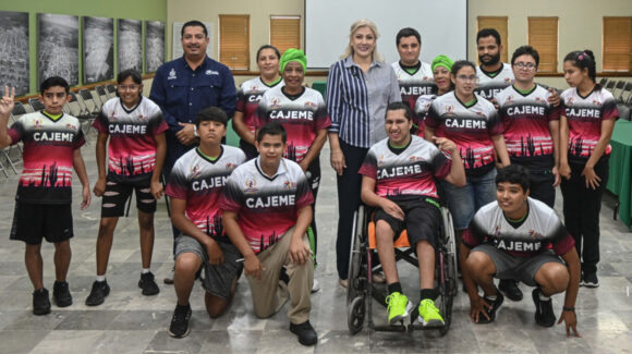 Alcaldesa de Cajeme entrega uniformes a Titanes y reconoce su esfuerzo
