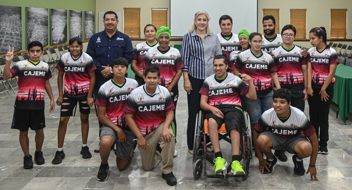 Alcaldesa entrega uniformes a Titanes y reconoce su esfuerzo