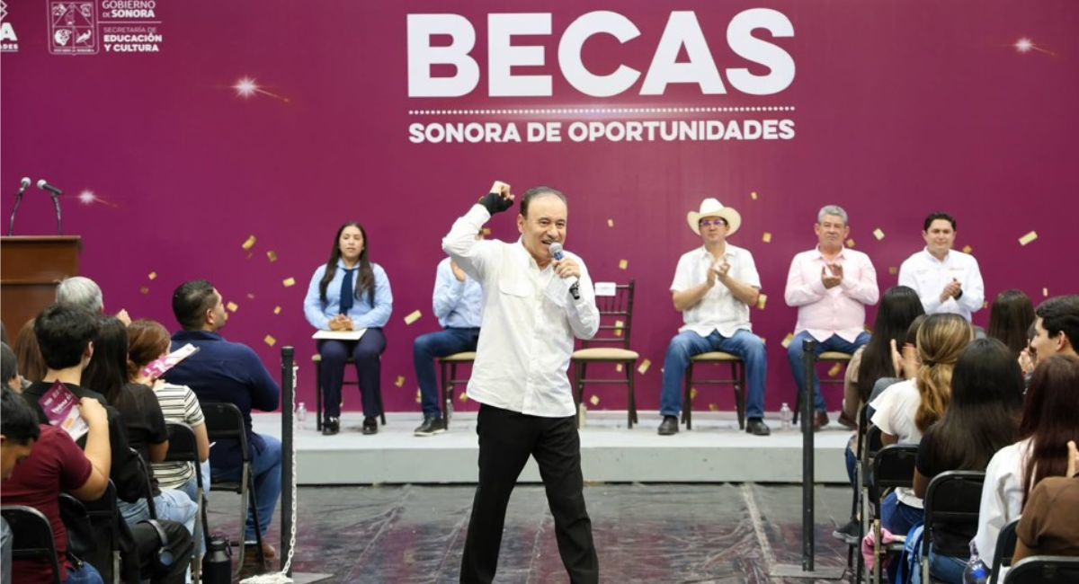 Durante los primeros cuatro años de la administración de Alfonso Durazo Montaño, el Gobierno de Sonora ha destinado 3 mil 666 millones 539 mil 077 pesos a la entrega de estímulos económicos para estudiantes. De acuerdo con cifras oficiales, estos recursos se han traducido en 607 mil 181 becas para niñas, niños y jóvenes de la entidad. Como parte de las acciones recientes, el Gobierno de Sonora realizó una jornada de entrega de becas en Cajeme y Navojoa, donde fueron otorgados más de 14 mil apoyos a estudiantes de universidades públicas, con una inversión superior a los 70 millones de pesos. Durante el evento realizado en la Arena ITSON, la encargada de Despacho de la Secretaría de Educación y Cultura (SEC), Beatriz Cota Ponce, señaló que los apoyos buscan contribuir a que los estudiantes continúen con su formación universitaria. Según datos del Instituto de Becas y Crédito Educativo del Estado de Sonora (Ibcees), durante el primer periodo de 2026, correspondiente de enero a junio, se entregaron 44 mil 500 becas, con una inversión de 255 millones de pesos. Para el semestre 2026-2, el Gobierno de Sonora y el Gobierno de México, encabezados por Alfonso Durazo y Claudia Sheinbaum Pardo, respectivamente, contemplan destinar recursos al programa Becas Sonora de Oportunidades. El objetivo planteado por las autoridades es ampliar la cobertura de este programa para que estudiantes de universidades públicas de Sonora puedan acceder a un apoyo económico durante sus estudios.