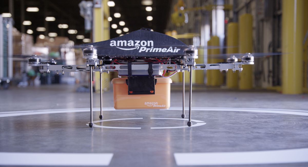Amazon comienza a entregar pedidos con drones sin humanos en Estados Unidos
