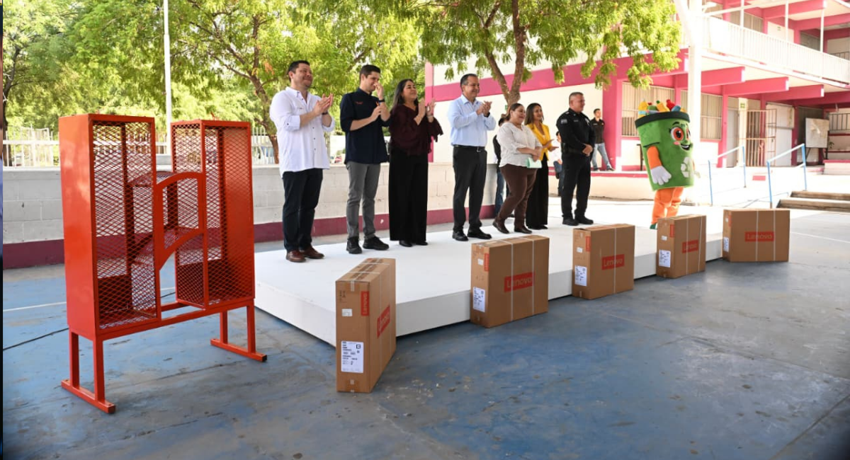 Apoya Toño Astiazarán a Secundaria 9 con la donación de 5 computadoras